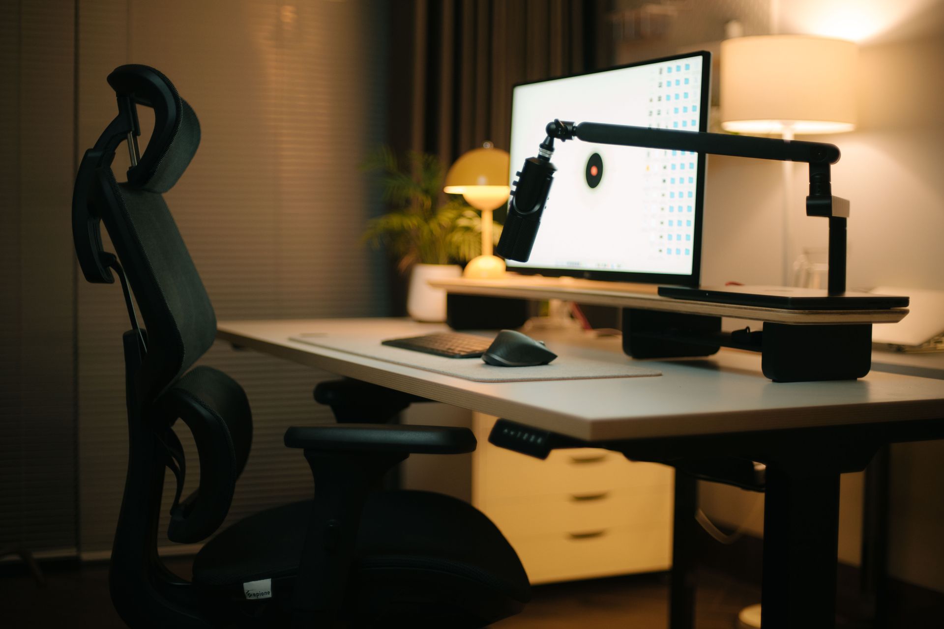 Arbeitsplatz mit Mikrofon für Radioproduktion
