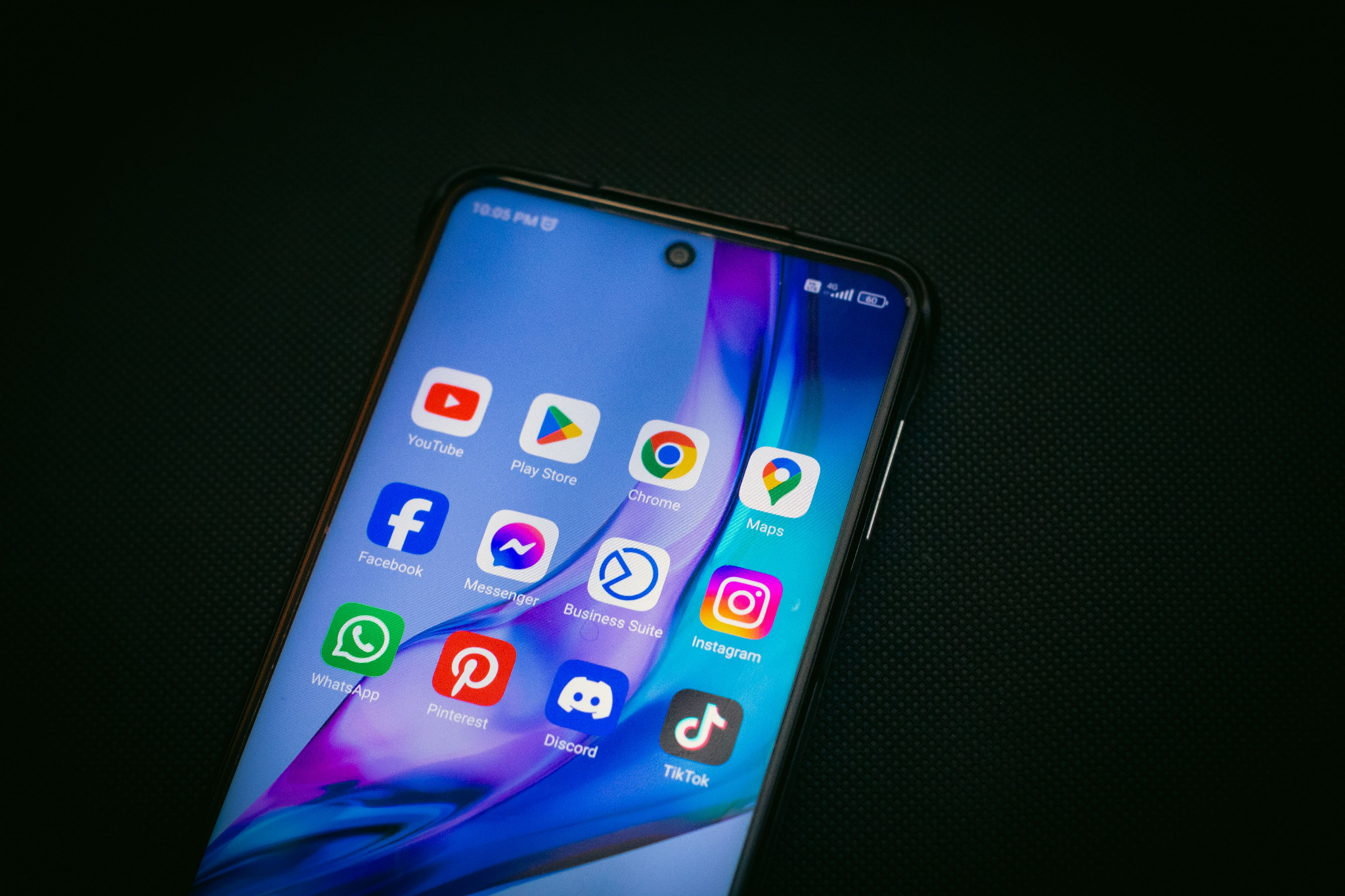 Smartphone mit Social-Media-Apps